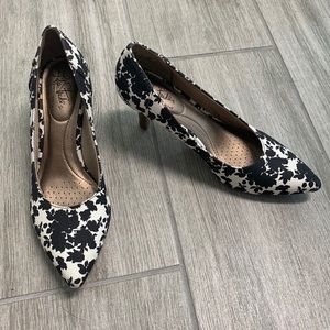 Life stride black and white heels